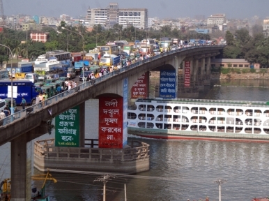 Bridge on Buriganga develops crack as ship hits it